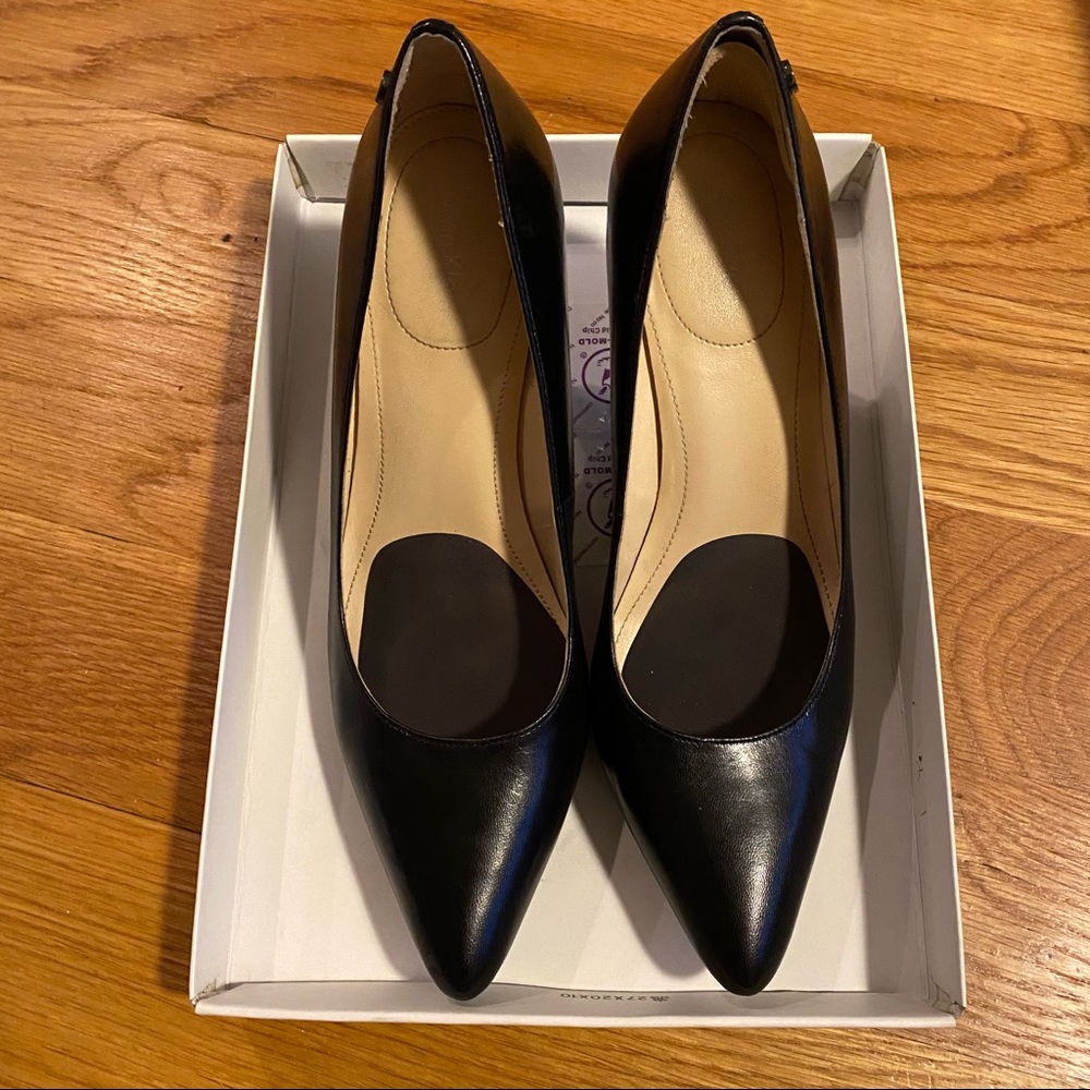 Black leather pumps in great condition, perfect for the office